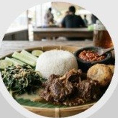 Rendang daging sapi dengan perkedel dan sayur